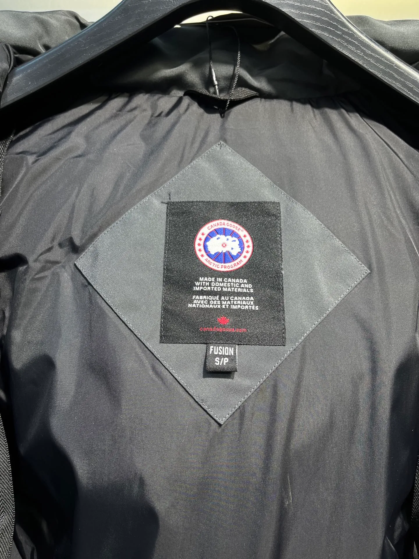 P840 Canada goose🌟 Canada Goose 07 models All in stock, 6 colors, I will never stop stocking this winter All original factory customization All details strictly required have been corrected since the beginning of this year Detachable fur collar! The workmanship and wiring are very straight! A big goose is enough for a winter. Size: 1. 90% white duck down from a conscientious manufacturer (some people brag about their own goose down, please search it on your own. Goose down is warmer and less fluffy than duck down, so good down jackets are all white duck down. There is no such thing as white goose down) 2. Upgraded fabrics with moderate hardness, waterproof, windproof and anti-fouling (Arctic Tech fabrics imported from South Korea are not comparable to fabrics dyed by some small workshops) 3. YKK No. 10 authentic zippers (Japanese customized YKK zipper, silky smooth, not stuck, officially designated) 4. Western Canadian wolf hair (Wolf hair is divided into eastern, central, and western. Western wolf hair is light in color, dense, and has good thermal insulation effect. It is the genuine Canada Goose grade) Let’s analyze and explain some details of the production 1. First, sew the liner and then fill it with down (some small factories and small workshops first fill it with down and then sew) Why? The technology is not up to par and the hardware conditions are not enough! ! ! For this step alone, we need to spend more time and money. 2. Filling the inner tank with down. We are all down filling machines to ensure that the down weight of each pill is the same. There is a video (small factory, small workshop is stuffed by hand). Why? The hardware conditions are not enough. A machine costs more than 100,000 yuan. Small factories simply cannot buy it. This means that the weight of the down in each liner cannot be guaranteed, and the warmth of high-end down jackets cannot be guaranteed. 3. For the needles of the sewing machine, we all use the top-notch No. 7 needles (small factories all use No. 10 needles). The finer the needle, the finer the needle eye, which reduces the risk of velvet and velvet running. 4. Wolf fur collar We are all spliced in whole or in large pieces (small factories mostly use broken pieces) The warmth retention of wolf fur is very good, but the splicing of scraps cannot guarantee the warmth. Color: Black, white, gray camouflage, sci-fi blue camouflage, green camouflage, sky blue, dark blue, cool gray, red. Professional Canada goose producers, we are enough this winter! We would like to sincerely thank everyone who buys our down jackets!  size：xs-xl
